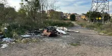 Carcasse di auto nel parco di Tor Tre Teste #lafotodeilettori