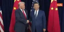 Lo storico incontro tra Trump e Xi Jinping in Corea del Sud. Ecco la stretta di mano