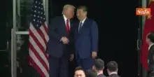 Trump e Xi Jinping si salutano con una stretta di mano dopo l'incontro in Corea del Sud