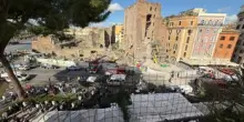 Spavento a Roma: crolla la Torre dei Conti ai Fori Imperiali. Operai estratti vivi