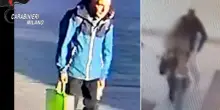 Donna accoltellata a Milano, c'è il video dell'aggressore: caccia all'uomo