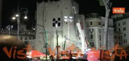 Crollo Torre dei Conti a Roma, si scava con le mani per salvare l'operaio ancora sotto le macerie