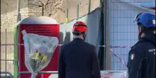 Crollo a Roma, Gualtieri depone mazzo di fiori in memoria dell'operaio morto