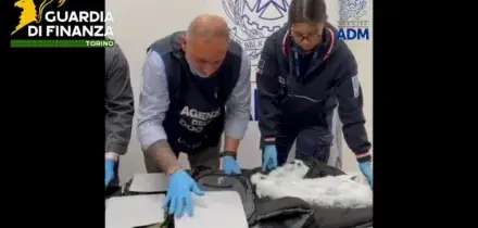 Sequestrati 8,6kg di cocaina all'aeroporto di Torino, arrestato un peruviano