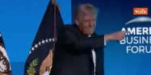 Trump balla la sua "Victory dance" al Business Forum di Miami per festeggiare un anno dall'elezione