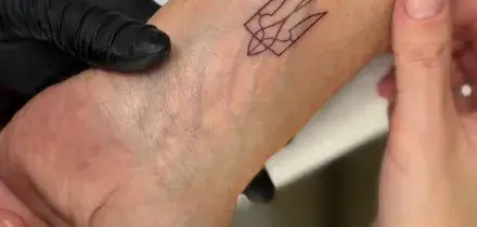 Calenda posta foto del tatuaggio "Slava Ucraini": "Ce lo siamo tatuati per la vita"