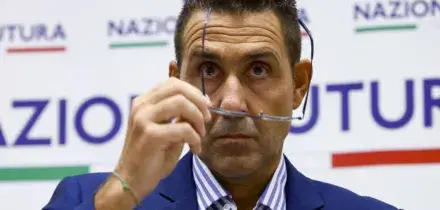 Plotone di esecuzione per Vannacci che "riscrive" il Fascismo. Ma il nipote del Duce: "È tutto corretto"