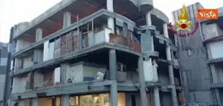 In fiamme un edificio occupato a Roma, ferito uomo che si e lanciato per scappare