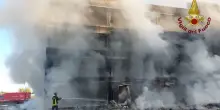 Incendio a Roma, uomo si lancia dalla finestra dell'edificio abbandonato: è grave