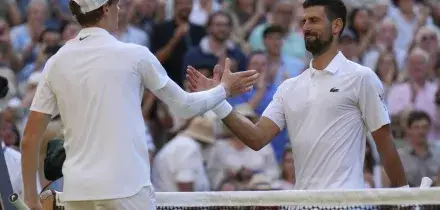 “Una nuvola che lo seguirà”. Djokovic non molla: punge ancora Sinner sul doping