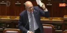 Valditara: "Falsità dall'opposizione sui femminicidi, vergogna". Bagarre in Aula alla Camera