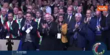 Standing ovation dell'Assemblea Anci per Mattarella sul palco a Bologna