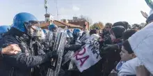 Anci: corteo protesta verso la Fiera di Bologna, scontri con la polizia