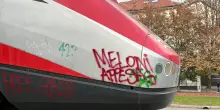Choc al corteo di Torino. Sul treno appare la scritta "Meloni appesa"