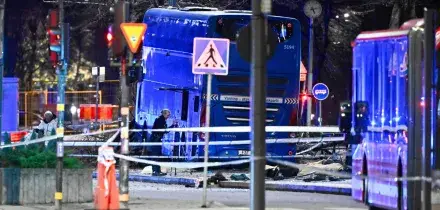 Incidente Stoccolma, i testimoni: "Ho visto il bus colpire la pensilina, poi le urla e la gente a terra"