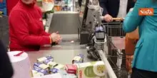 Lollobrigida fa la spesa al supermercato a Roma per donarla alla Colletta Alimentare