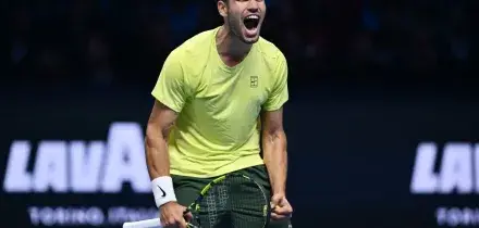 Alcaraz batte Auger-Aliassime, finale contro Sinner alle Atp Finals