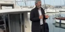 Fico in alto mare, ora fa il comizio sul gozzo: "Schifezze su me" | VIDEO