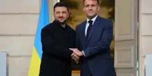 "Momento storico". Macron e Zelensky firmano accordo per armi all'Ucraina