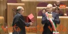 Carlo Verdone riceve la Lupa Capitolina dopo la giornata da Sindaco di Roma