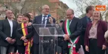 Verdone "sindaco per un giorno" inaugura area giochi a Villa Gordiani e pianta albero con Gualtieri