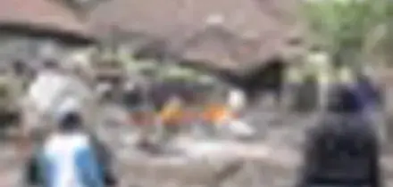 Indonesia, il ritorno nel villaggio distrutto dalle eruzioni a Giava