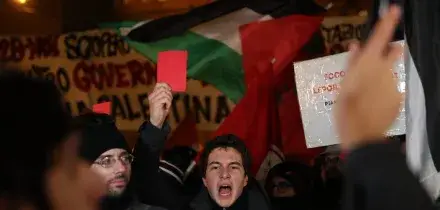 Maccabi-Virtus. bombe carta e idranti in centro a Bologna