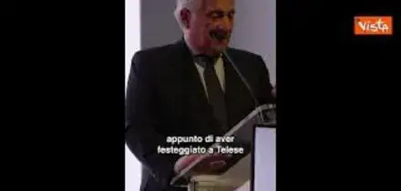 Faccio politica, mica lo "Schiattamuorto", Tajani risponde alle critiche per i salti su palco Napoli