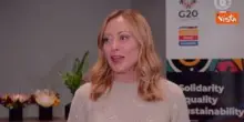 Meloni a punto stampa a G20 scherza coi cronisti: Questo vale come conferenza o dovete stare seduti?