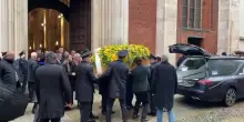 Conclusi i funerali di Ornella Vanoni, l'abbraccio di Milano