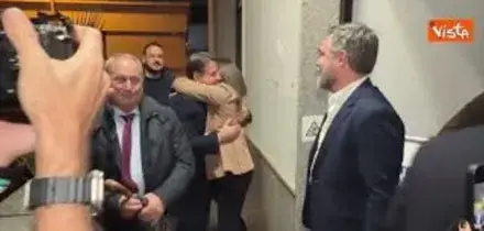 Abbracci per Conte e Fico all'arrivo al comitato elettorale a Napoli