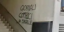 Pro Pal fanno irruzione nella redazione della Stampa: letame davanti ai cancelli e scritte sui muri