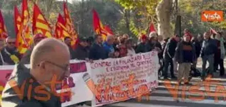 "Contro la finanziaria delle armi", il corteo pro Palestina sfila per le vie di Roma