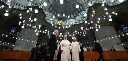 Papa Leone scalzo nella Moschea Blu: "Mai più guerre in nome di Dio"