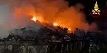 Catania, vasto incendio in un'azienda di demolizioni