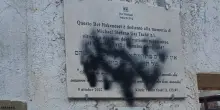 Già rimosse le scritte ingiuriose sulla sinagoga di Monteverde. La condanna della politica: "Gesto infame"