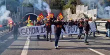 I lavoratori dell'ex Ilva occupano l'autostrada A10, Genova bloccata