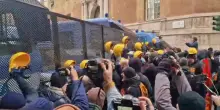 Ex Ilva, scontri a Genova tra manifestanti e forze dell'ordine
