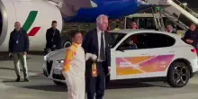 Atterrata a Fiumicino la fiamma olimpica di Milano-Cortina
