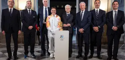 La fiamma olimpica di Milano-Cortina è arrivata in Italia