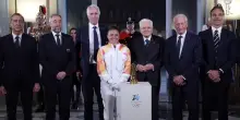 La fiamma olimpica arriva al Quirinale, Paolini la consegna a Mattarella