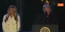 Trump e Melania accendono l'albero di Natale di Washington