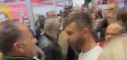 Scatta la censura rossa, il blitz con cori e intimidazioni: "Fuori i fascisti" | VIDEO