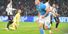 Il Napoli batte 2-1 la Juve e torna in vetta, doppietta di Hojlund