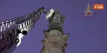 Il tradizionale omaggio dei Vigili del Fuoco alla Madonna a piazza di Spagna con la corona di fiori
