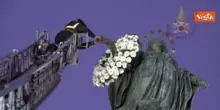 Omaggio per l'Immacolata dei Vigili del Fuoco a Roma, corona di fiori su statua a Piazza di Spagna