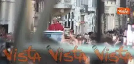 Papa Leone XIV lascia Piazza Mignanello in papamobile dopo l'omaggio all'Immacolata