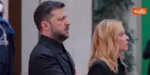 Zelensky canta inno ucraino durante onori militari a Palazzo Chigi con Giorgia Meloni