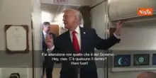 Trump bussa alla porta del bagno sull'Air Force One: "C'è qualcuno lì dentro? Vieni fuori"