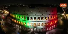 Colosseo illuminato per riconoscimento Cucina Italiana come Patrimonio Unesco, le immagini dal drone